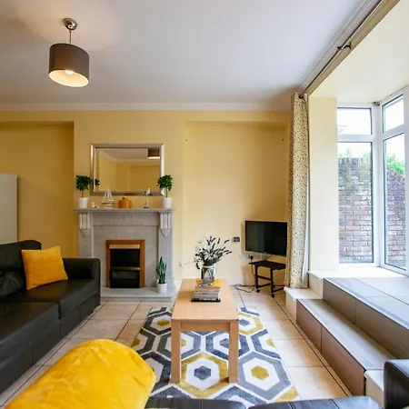 125 - 4 Bedroom Townhouse, Sleeps 6 With Parking *