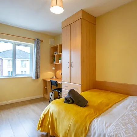 125 - 4 Bedroom Townhouse, Sleeps 6 With Parking *