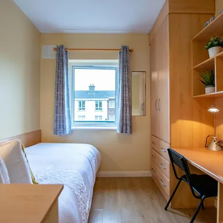 125 - 4 Bedroom Townhouse, Sleeps 6 With Parking *