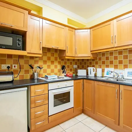 125 - 4 Bedroom Townhouse, Sleeps 6 With Parking *