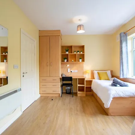 125 - 4 Bedroom Townhouse, Sleeps 6 With Parking Голуэй
